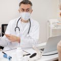 doctor-realizando-chequeo-medico-rutina_23-2149281051