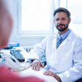 paciente-consultar-medico_1170-2088