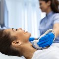paciente-mujer-recibe-diagnostico-tiroides-tratamiento-tirotoxicosis-e-hipotiroidismo-diagnostico-ultrasonido-sistema-endocrino-tiroides_657921-348
